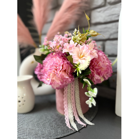 Welurowy flowerbox brudny róż z bukietem gożdzików